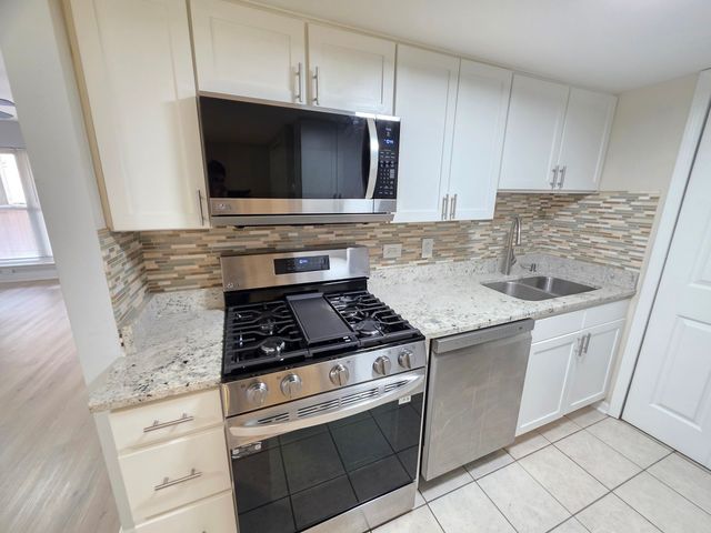 1950 Kenilworth Circle A, Hoffman Estates, IL 60169