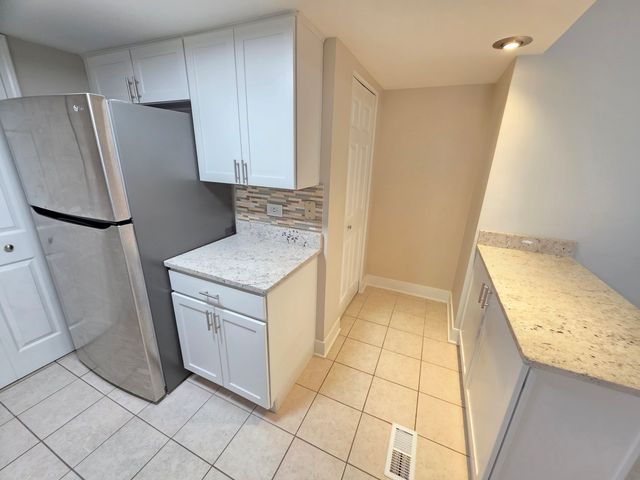 1950 Kenilworth Circle A, Hoffman Estates, IL 60169