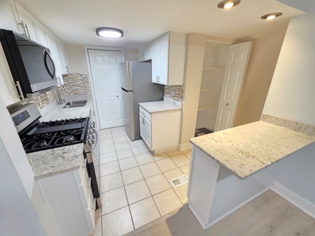 1950 Kenilworth Circle A, Hoffman Estates, IL 60169
