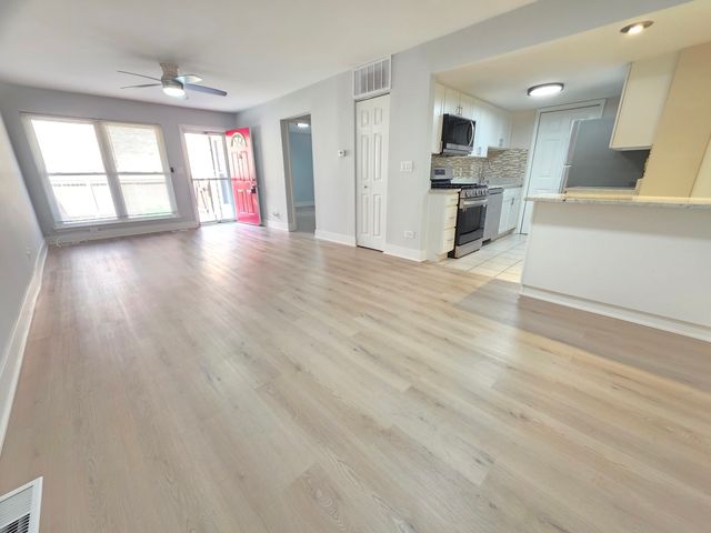 1950 Kenilworth Circle A, Hoffman Estates, IL 60169