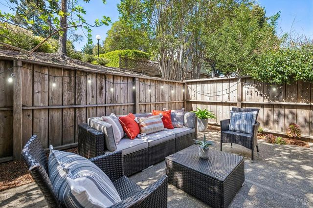 212 Sylvia Way, San Rafael, CA 94903