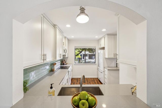 212 Sylvia Way, San Rafael, CA 94903