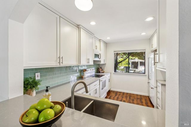 212 Sylvia Way, San Rafael, CA 94903