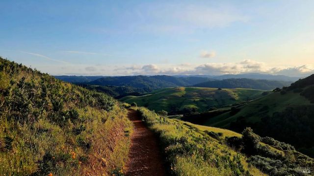 212 Sylvia Way, San Rafael, CA 94903