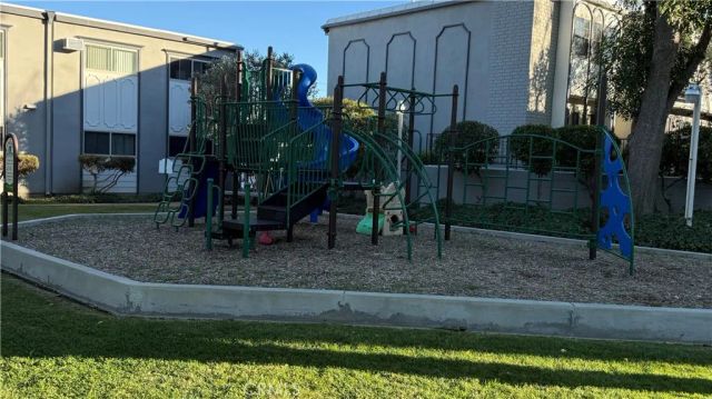 22049 Oxnard, Woodland Hills, CA 91367