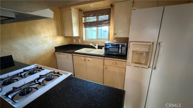 22049 Oxnard, Woodland Hills, CA 91367