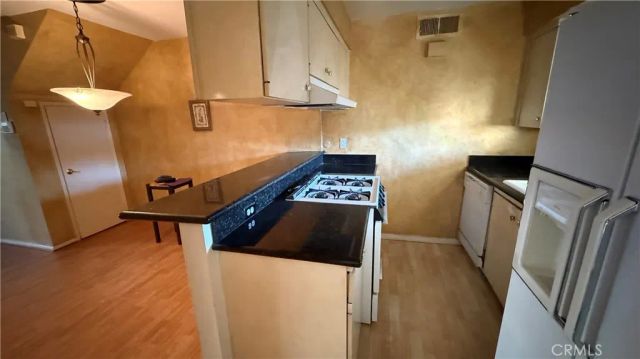 22049 Oxnard, Woodland Hills, CA 91367