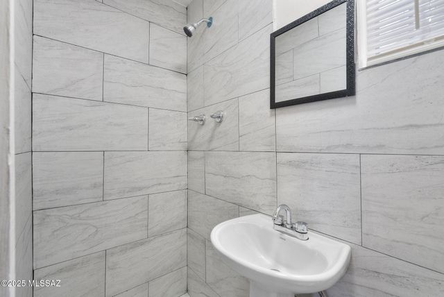 111 E Dumbauld Street, Nogales, AZ 85621