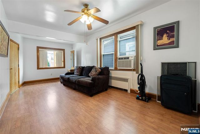 829 Roosevelt Avenue, Secaucus, NJ 07094