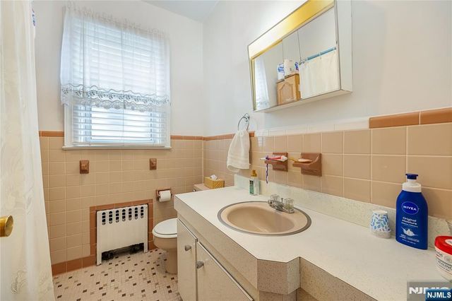 829 Roosevelt Avenue, Secaucus, NJ 07094