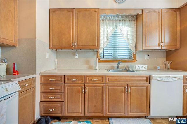 829 Roosevelt Avenue, Secaucus, NJ 07094