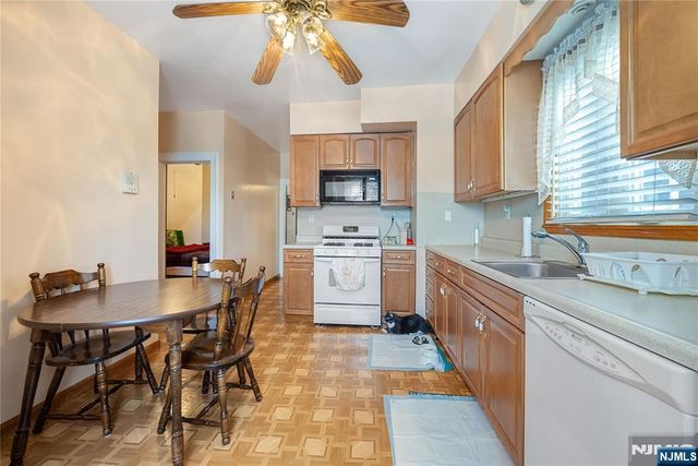 829 Roosevelt Avenue, Secaucus, NJ 07094