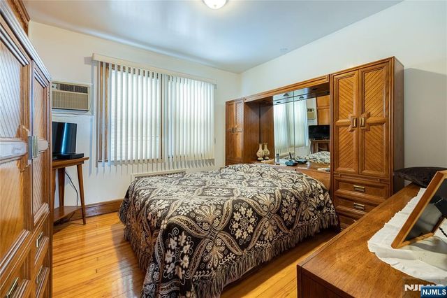 829 Roosevelt Avenue, Secaucus, NJ 07094