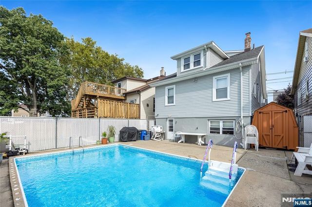 829 Roosevelt Avenue, Secaucus, NJ 07094