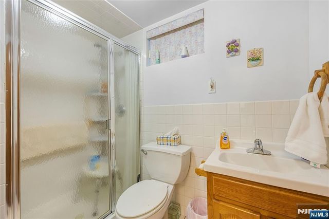 829 Roosevelt Avenue, Secaucus, NJ 07094