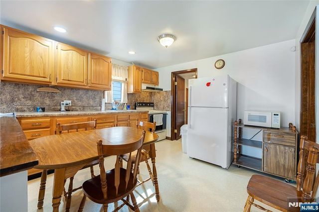 829 Roosevelt Avenue, Secaucus, NJ 07094