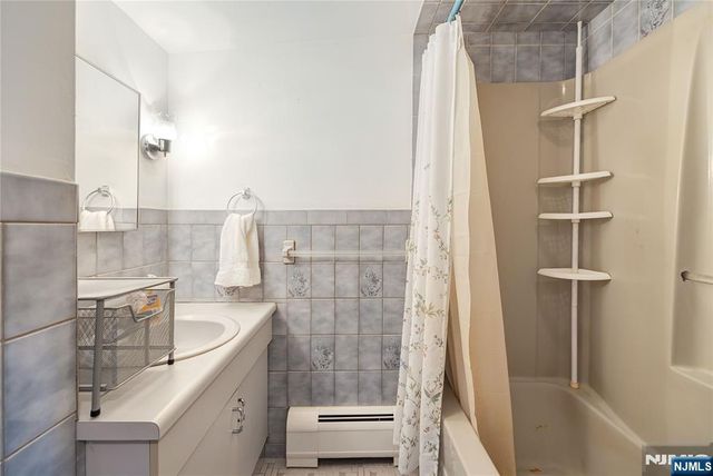 829 Roosevelt Avenue, Secaucus, NJ 07094