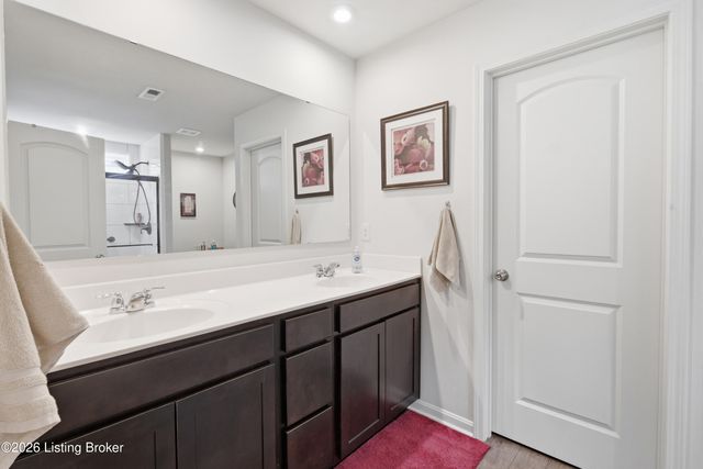 12024 Wooden Trace Dr, Louisville, KY 40229