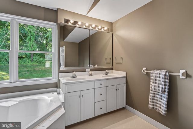 1361 WOODED KNLS, West Chester, PA 19382