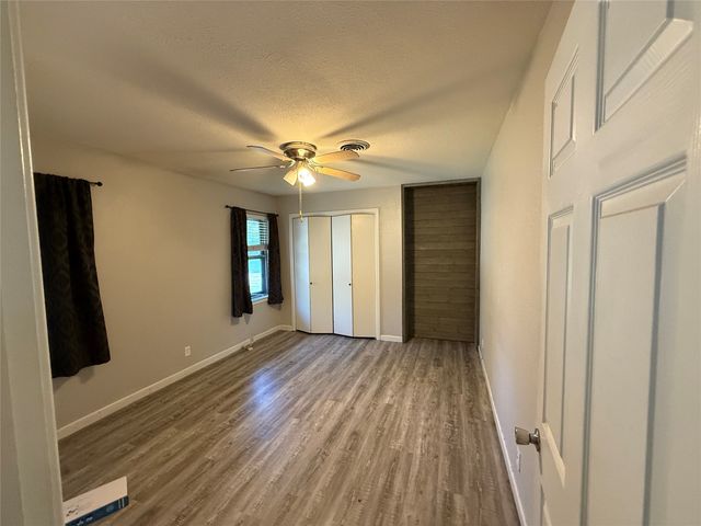 1412 Hillcrest Street, Ennis, TX 75119