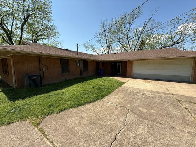 1412 Hillcrest Street, Ennis, TX 75119
