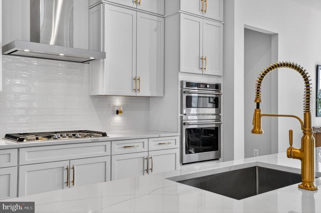 Image 14 of property listing at 923 WARLANDER DR SW, Leesburg, VA 20175