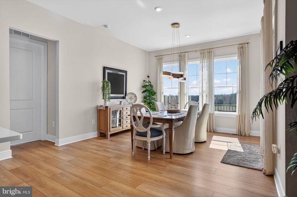 Image 20 of property listing at 923 WARLANDER DR SW, Leesburg, VA 20175