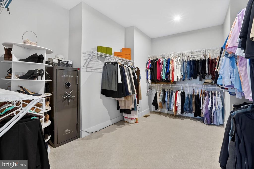 Image 30 of property listing at 923 WARLANDER DR SW, Leesburg, VA 20175