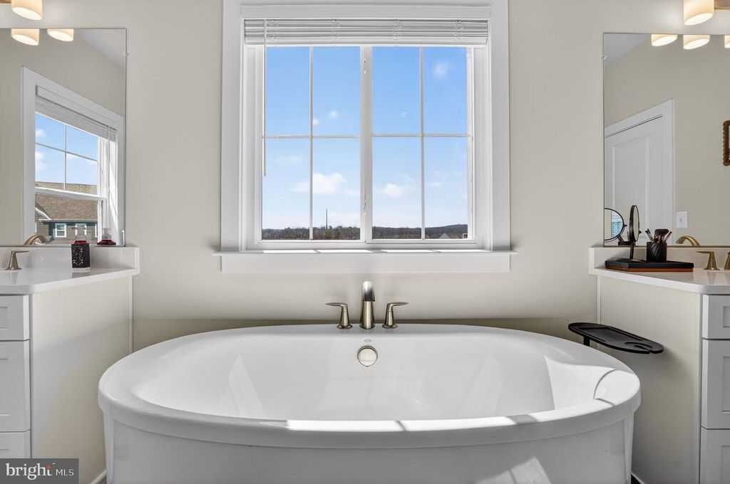 Image 34 of property listing at 923 WARLANDER DR SW, Leesburg, VA 20175