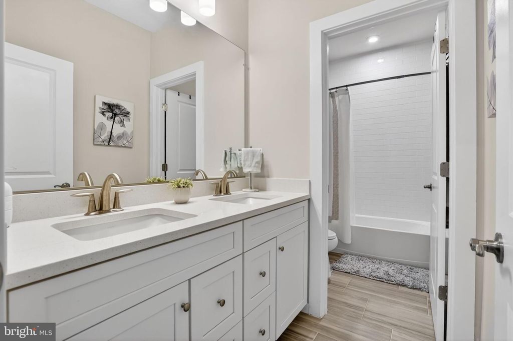 Image 40 of property listing at 923 WARLANDER DR SW, Leesburg, VA 20175