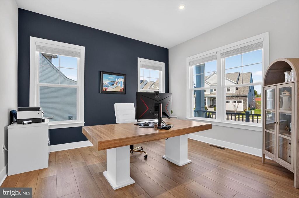 Image 5 of property listing at 923 WARLANDER DR SW, Leesburg, VA 20175