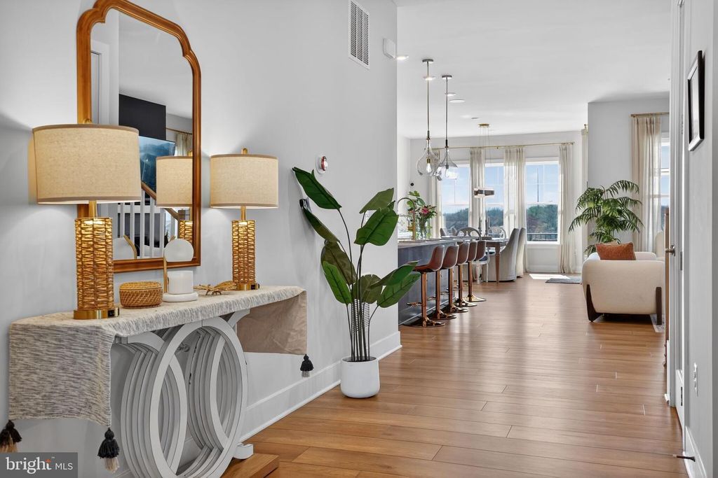 Image 6 of property listing at 923 WARLANDER DR SW, Leesburg, VA 20175