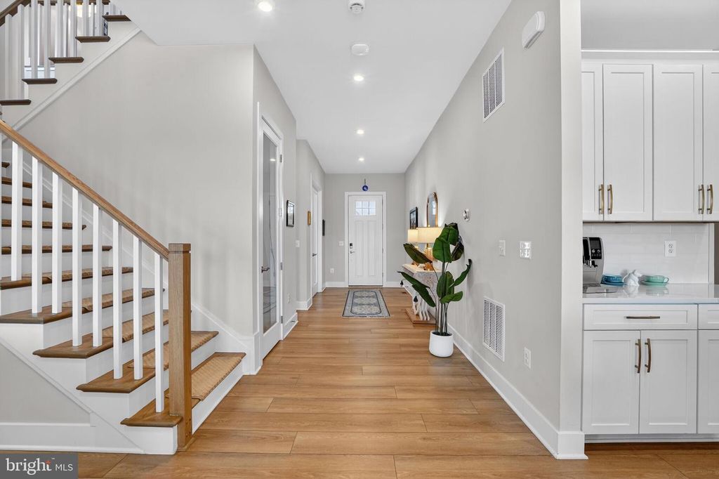 Image 7 of property listing at 923 WARLANDER DR SW, Leesburg, VA 20175