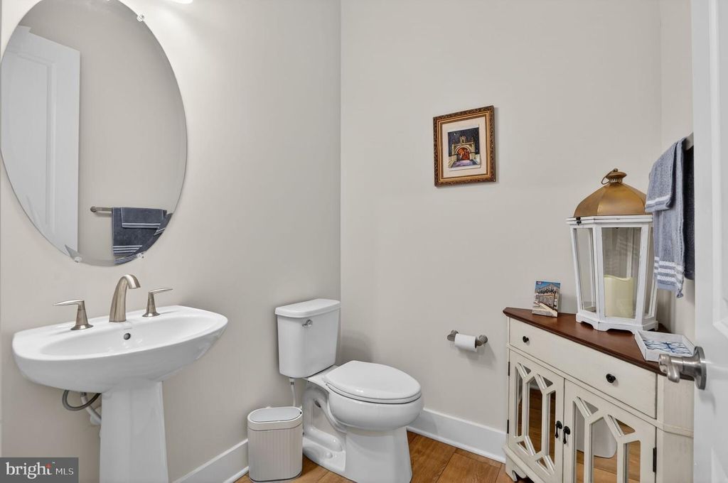 Image 8 of property listing at 923 WARLANDER DR SW, Leesburg, VA 20175