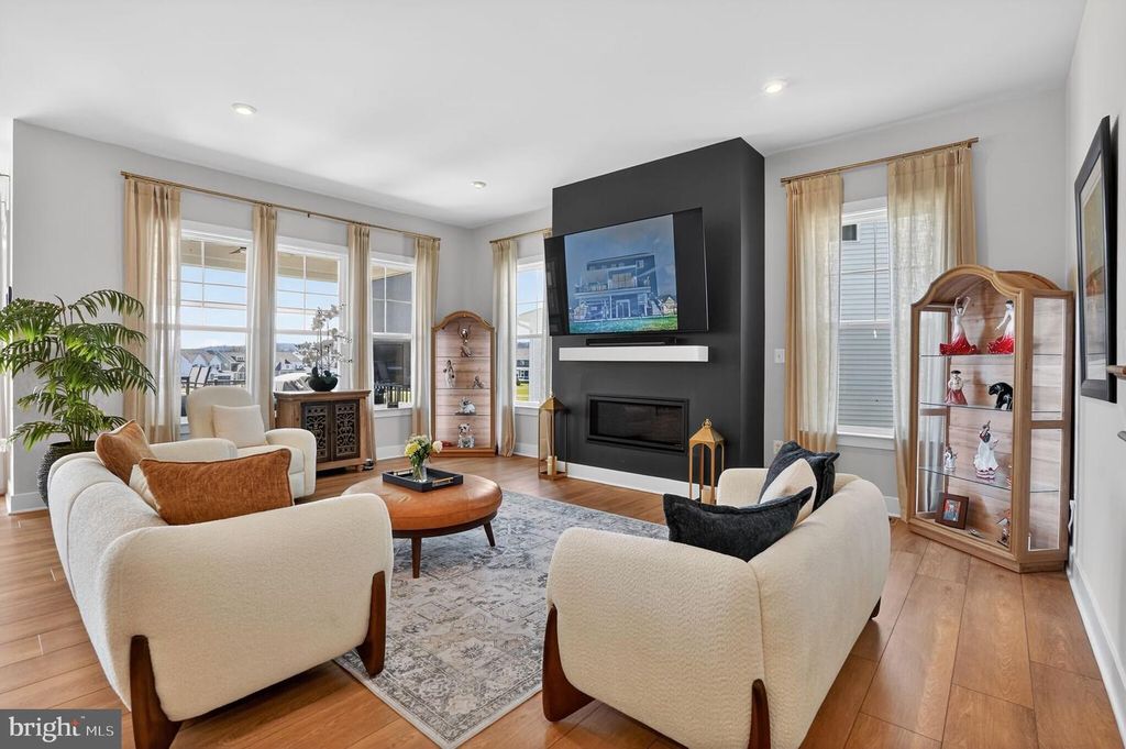 Image 9 of property listing at 923 WARLANDER DR SW, Leesburg, VA 20175