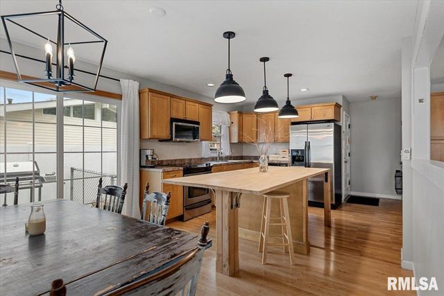 812 ROANOKE Drive, Springfield, IL 62702