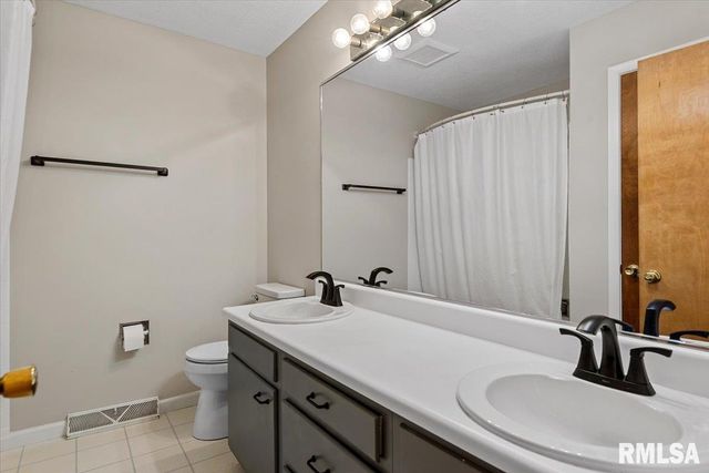 812 ROANOKE Drive, Springfield, IL 62702