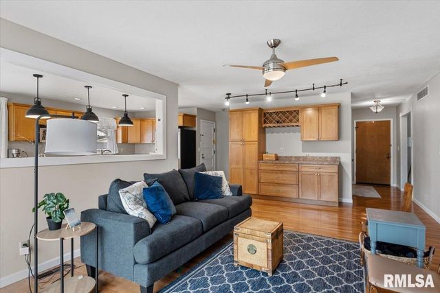 812 ROANOKE Drive, Springfield, IL 62702