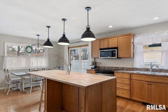 812 ROANOKE Drive, Springfield, IL 62702