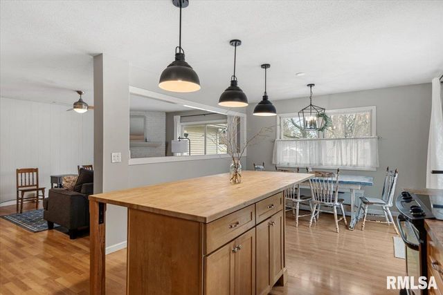 812 ROANOKE Drive, Springfield, IL 62702