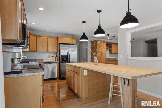 812 ROANOKE Drive, Springfield, IL 62702