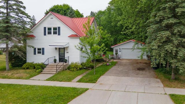 215 N OXFORD STREET, Wautoma, WI 54982
