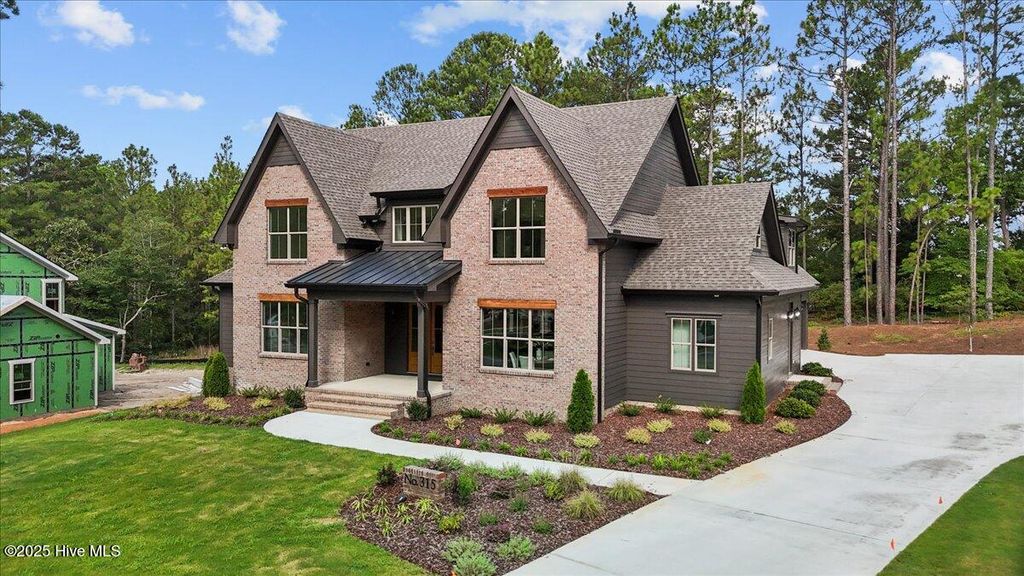 Image 4 of property listing at 315 Sloan Lane, Pinehurst, NC 28374