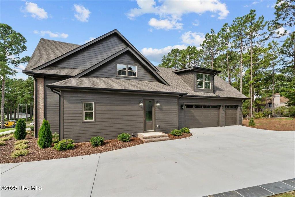 Image 5 of property listing at 315 Sloan Lane, Pinehurst, NC 28374