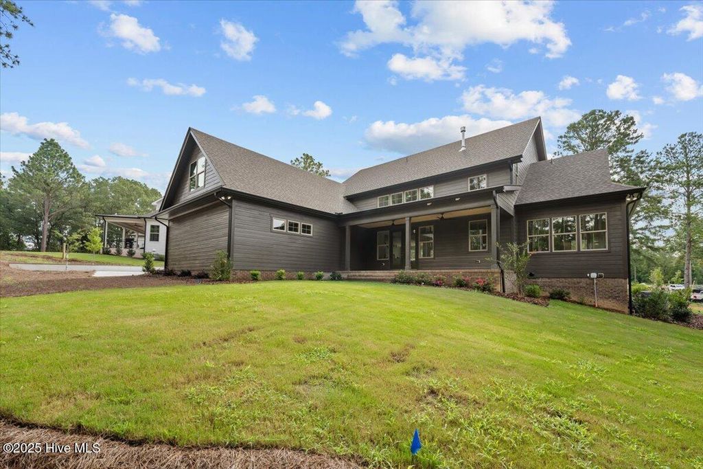 Image 7 of property listing at 315 Sloan Lane, Pinehurst, NC 28374