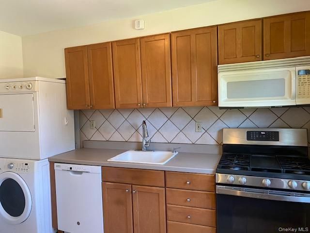 73-61 260th Street H-1, Glen Oaks, NY 11004