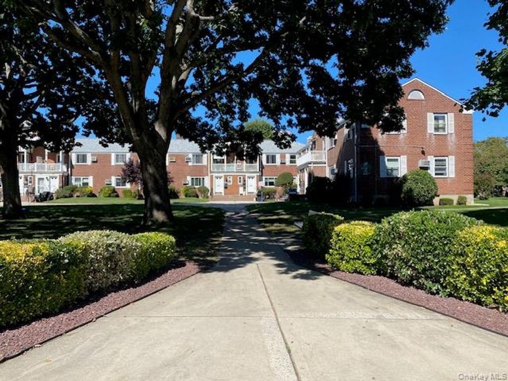 73-61 260th Street H-1, Glen Oaks, NY 11004 — exterior