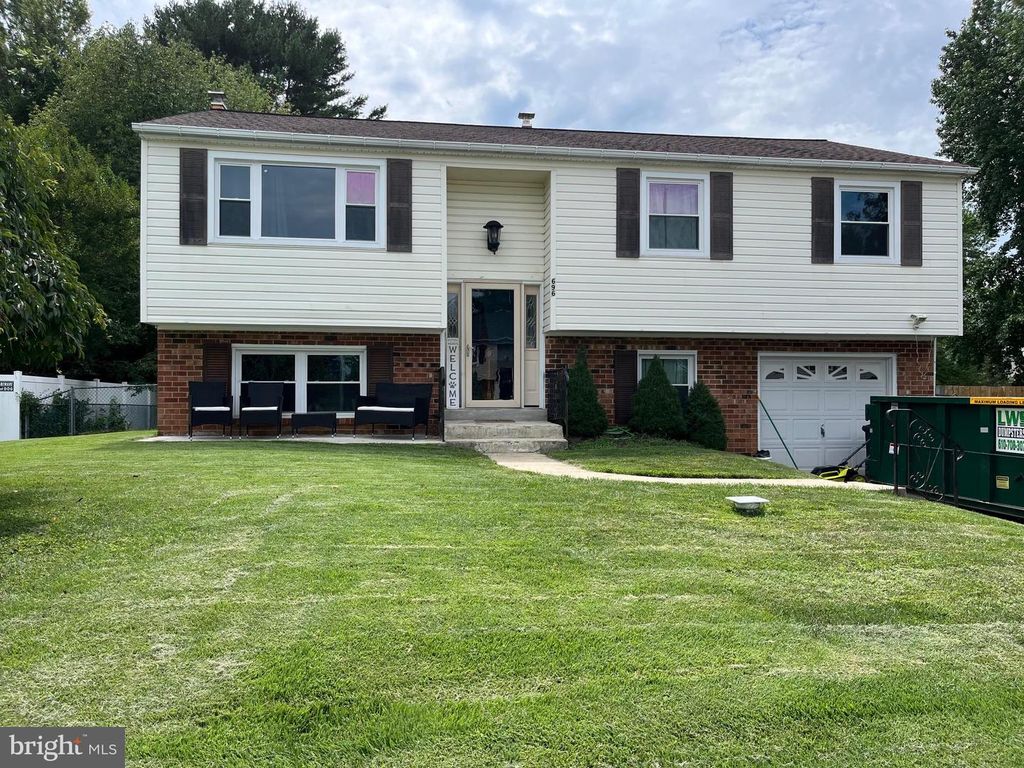696 BOXWOOD DR, Aston, PA 19014