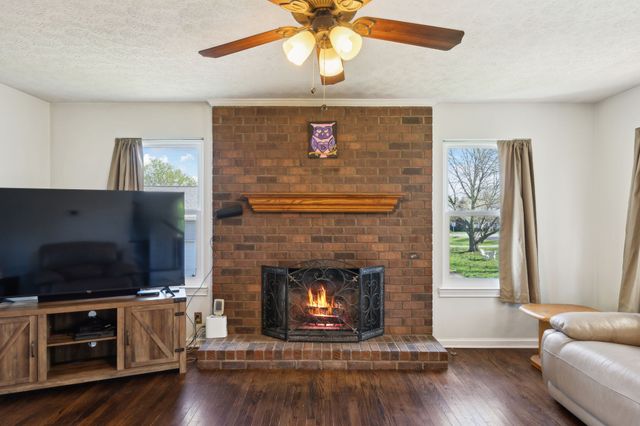 213 Lone Oak Dr, White House, TN 37188
