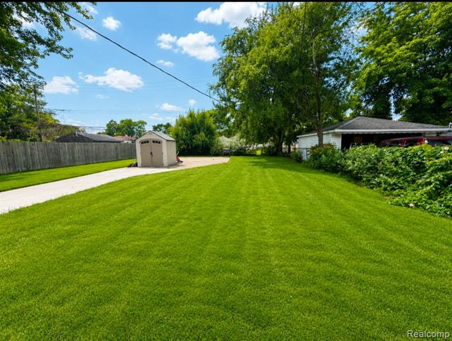 24329 Dale Avenue, Eastpointe, MI 48021